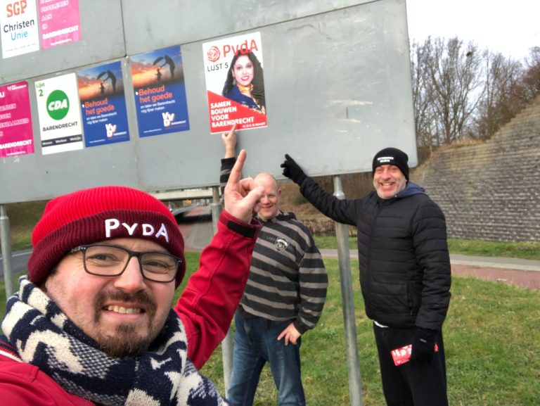 PvdA hangt verkiezingsposters op