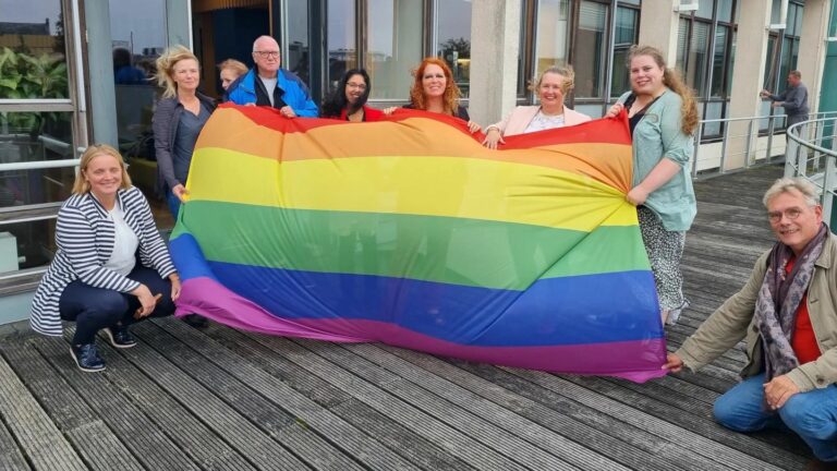 Regenboogvlag ter ere van Coming Out Day